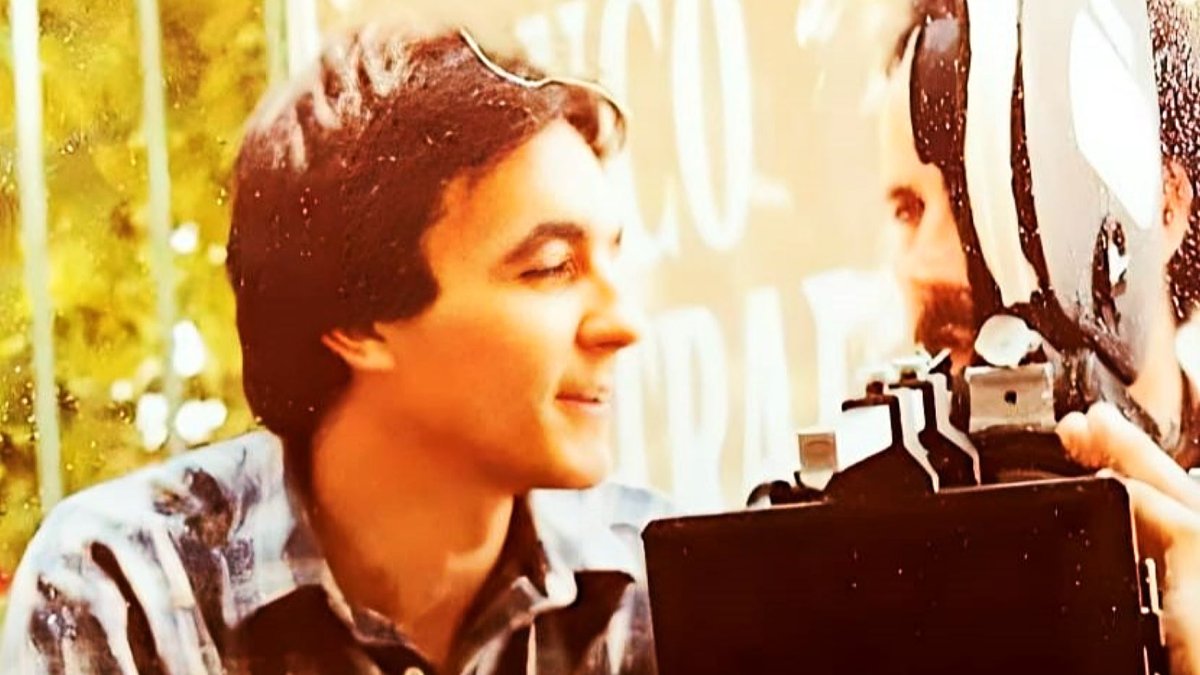 Gerardo Sánchez, director de ‘Días de cine’, en la fotografía que ilustra la cubierta de su libro ‘Memorias de un cinéfilo sarnoso’.