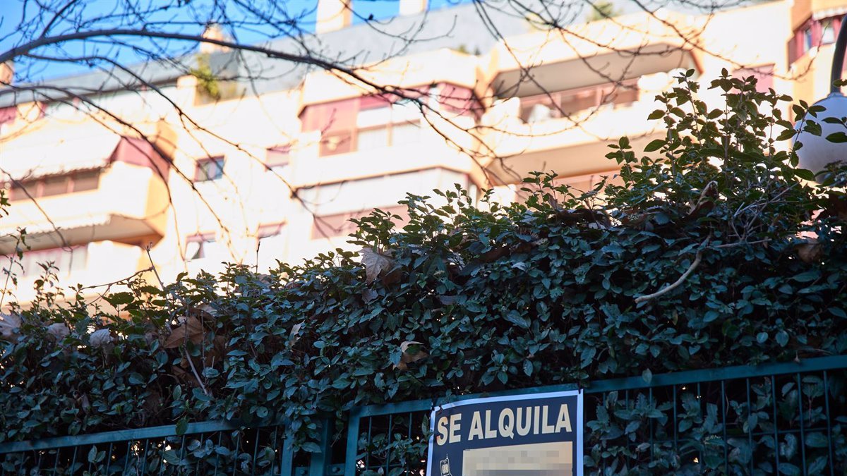 Cartel de 'Se alquila' en un bloque de viviendas.