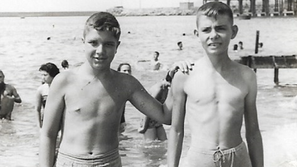 Juan Lozano con Antonio Torres en la playa del Club Náutico.