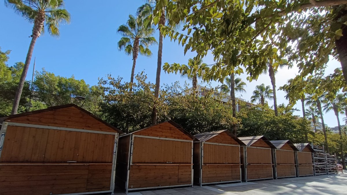 Inicio del montaje del Mercado Navideño en la Rambla.