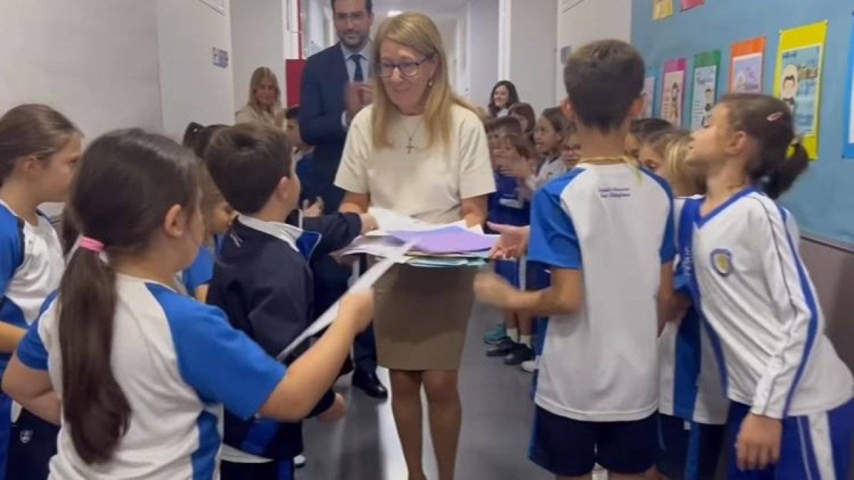 Un momento de la despedida a la 'seño Mª Ángeles'