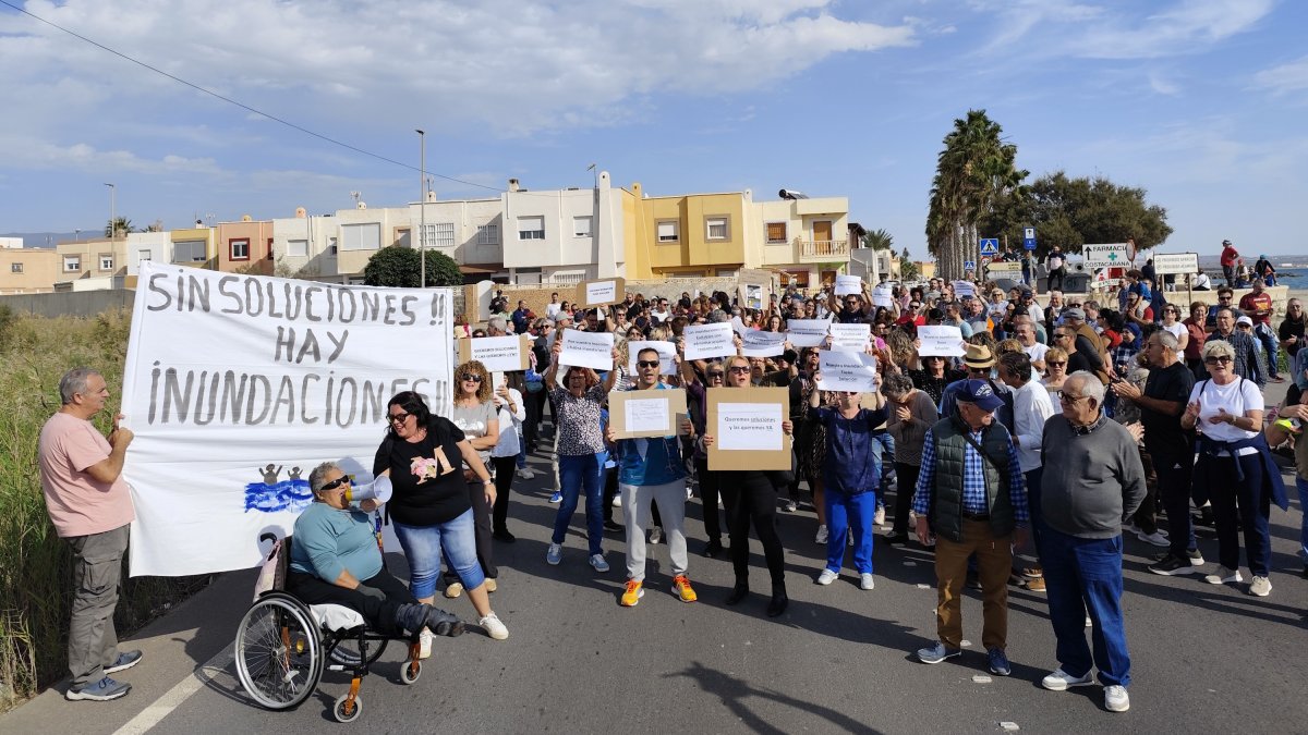Concentración de vecinos del barrio de Costacabana para exigir medidas de prevención ante posibles inundaciones.