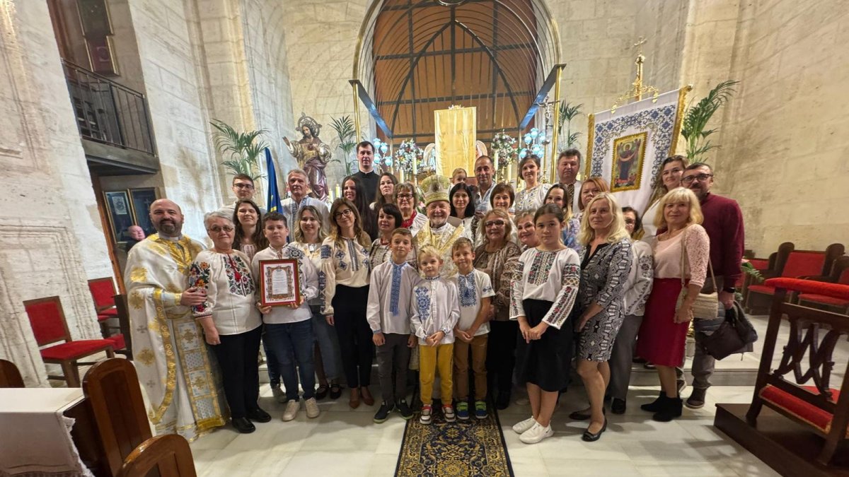 El obispo ucraniano, acompañado por parte de la comunidad católica ucraniana de Almería.