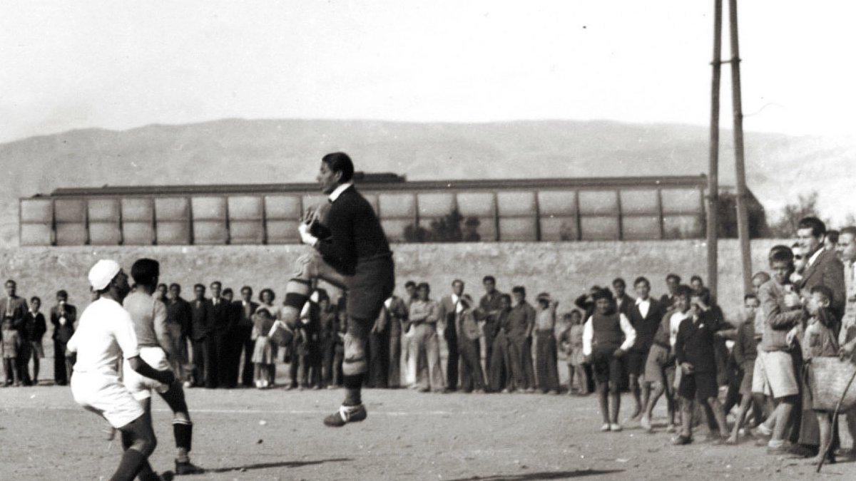 El campo de fútbol de la familia Naveros y al fondo la tramoya del cargadero de mineral.