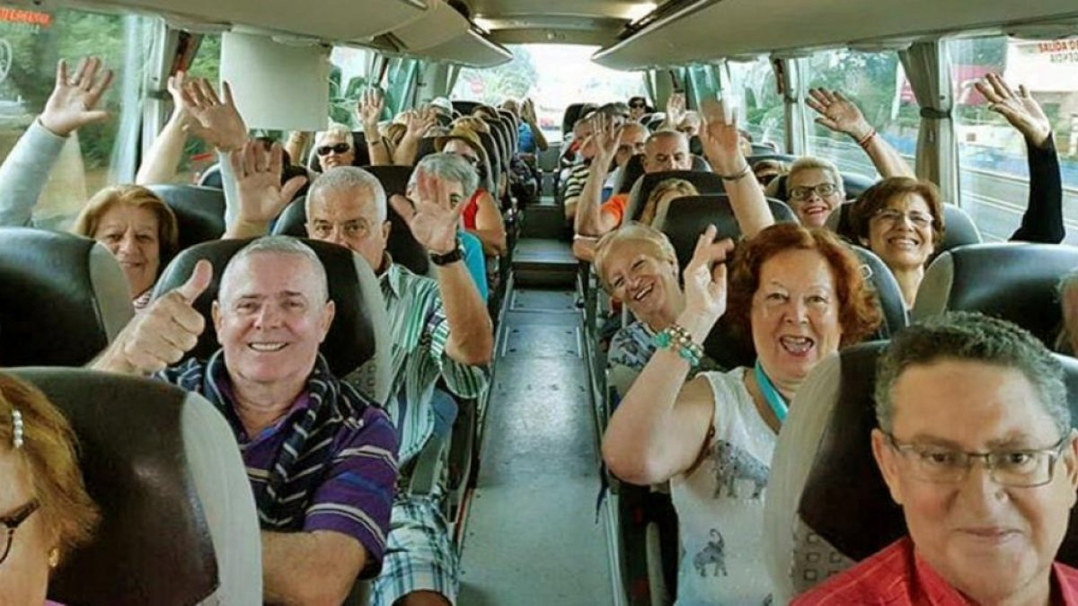 Imagen de archivo de un grupo de pensionistas viajando.
