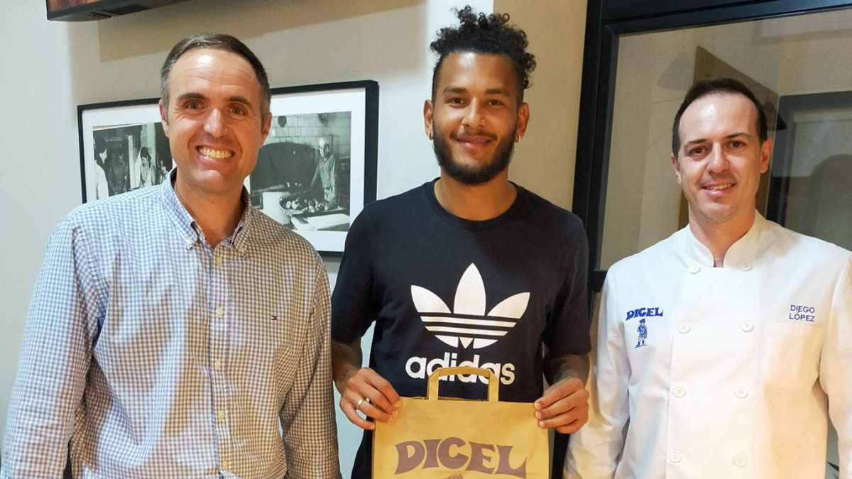 Paco y Diego a la izquierda y derecha de Luis Suárez en la cafetería de DICEL.
