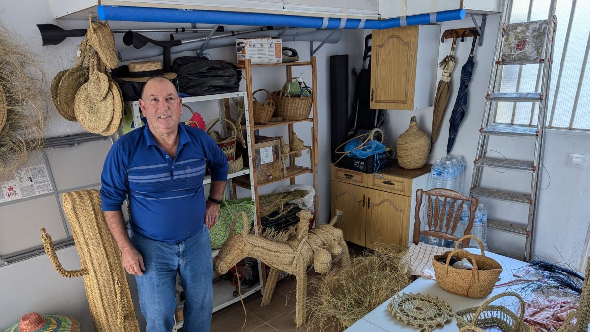 Miguel junto a sus obras en su taller.