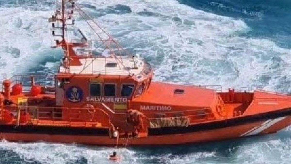 Imagen del un barco de Salvamento Marítimo en Almería.