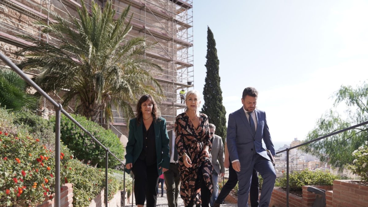 La consejera de Cultura y Deporte, Patricia del Pozo, durante la visita a La Alcazaba.