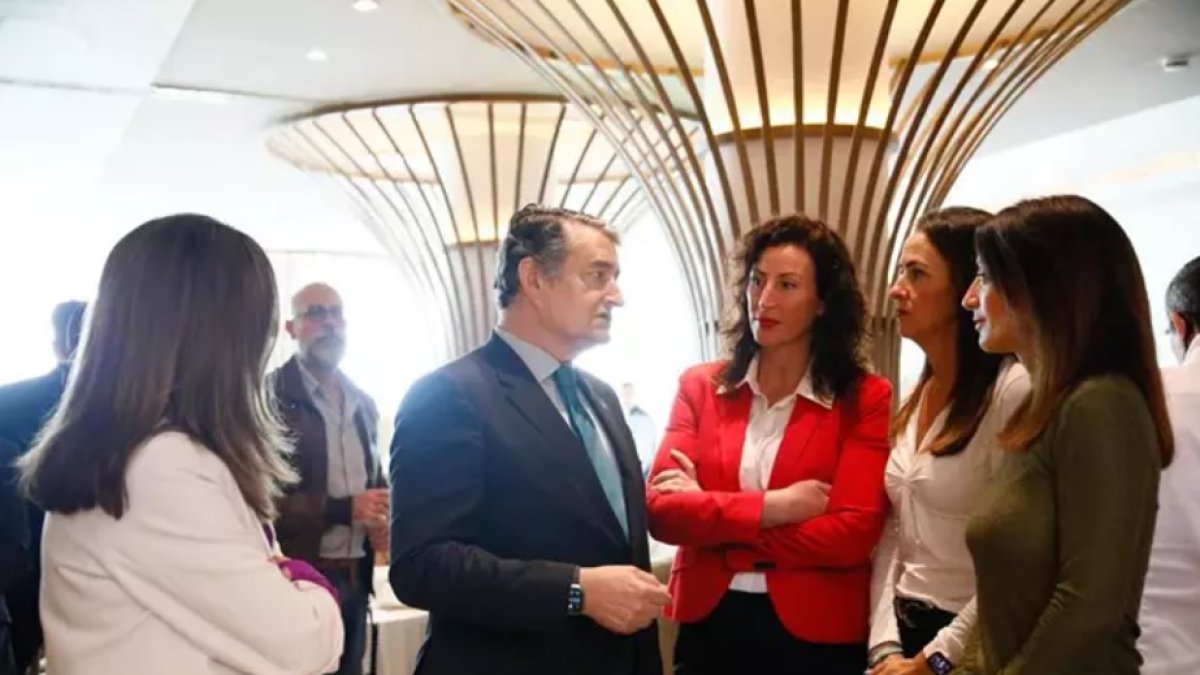 El consejero de la Presidencia, Antonio Sanz, y la alcaldesa de Almería y el resto de autoridades.