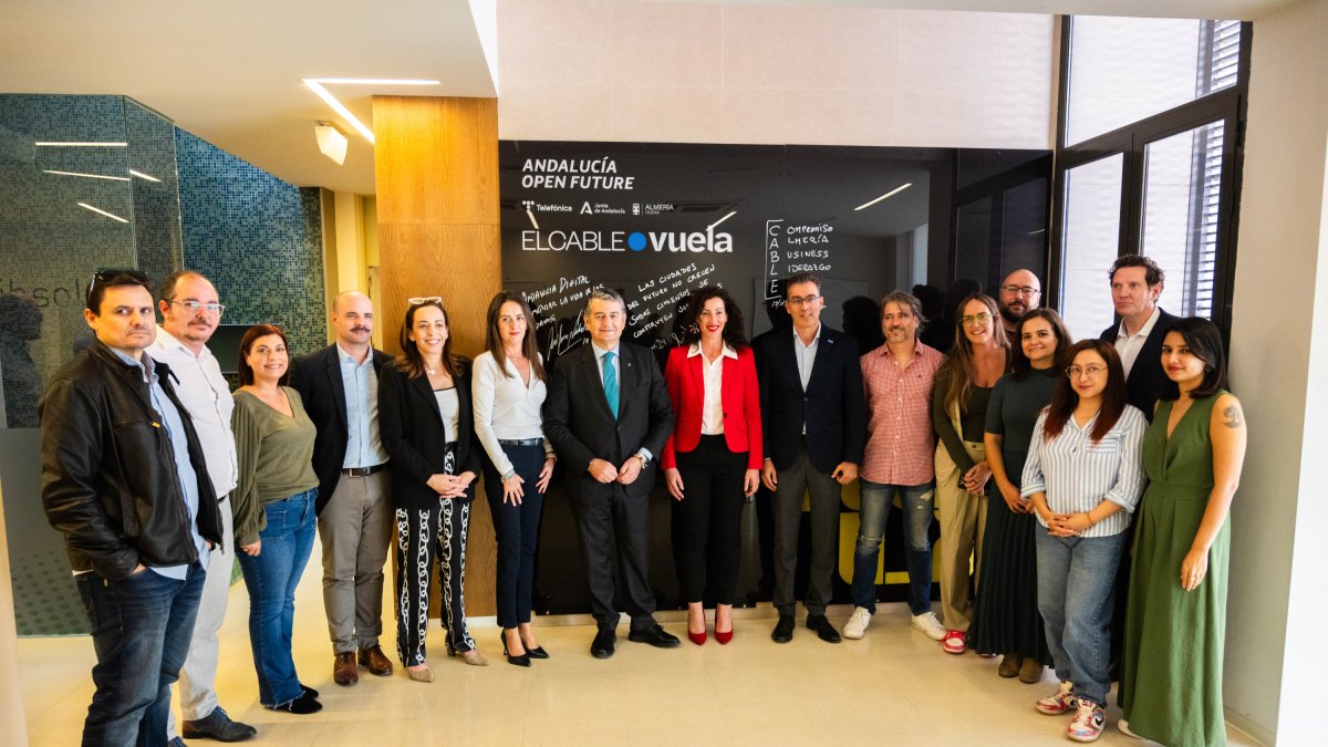 Las autoridades visitan el espacio de coworking de El Cable Vuela.