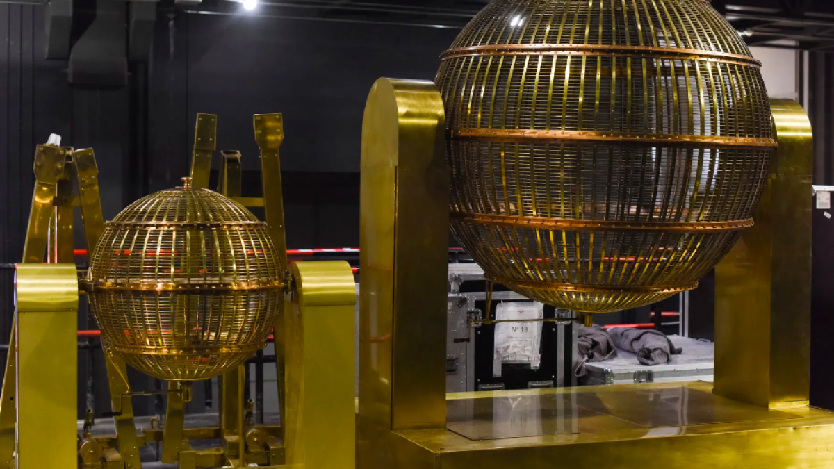 Los bombos del Sorteo Extraordinario de Navidad en el Teatro Real.