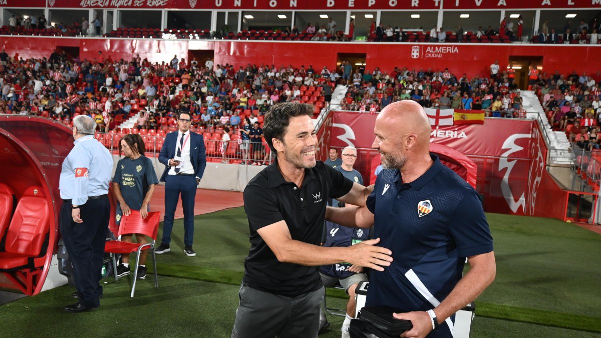 El entrenador de Vilassar del Mar junto al técnico de moda en LaLiga Hypermotion.