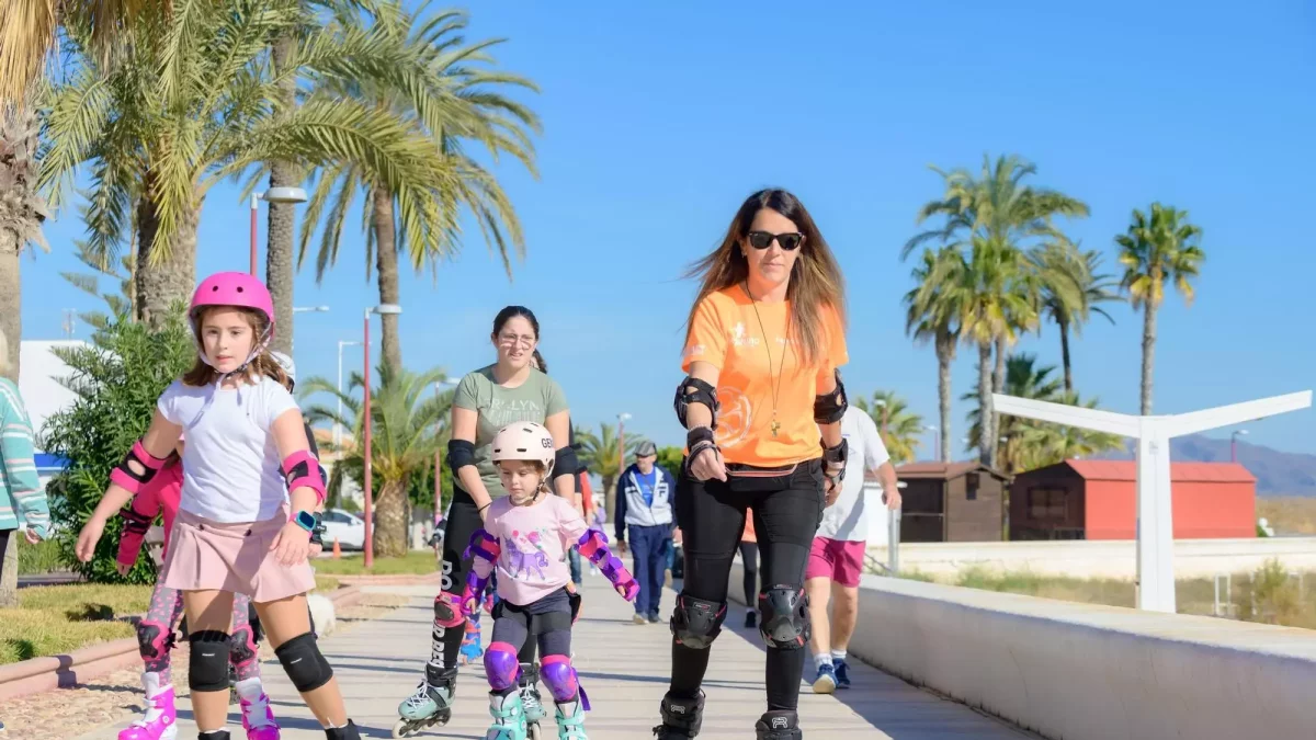 Una familia pasea en patines por el Paseo Marítimo veratense.