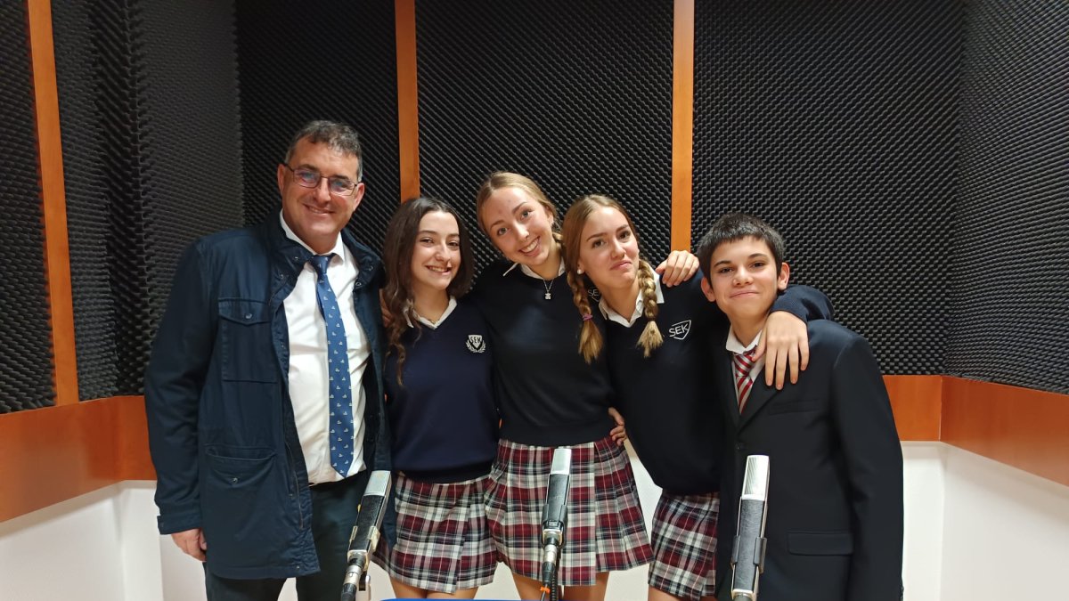 Los cuatro alumnos del SEK y el profesor, Manuel Berrio, en su entrevista en SER Poniente.