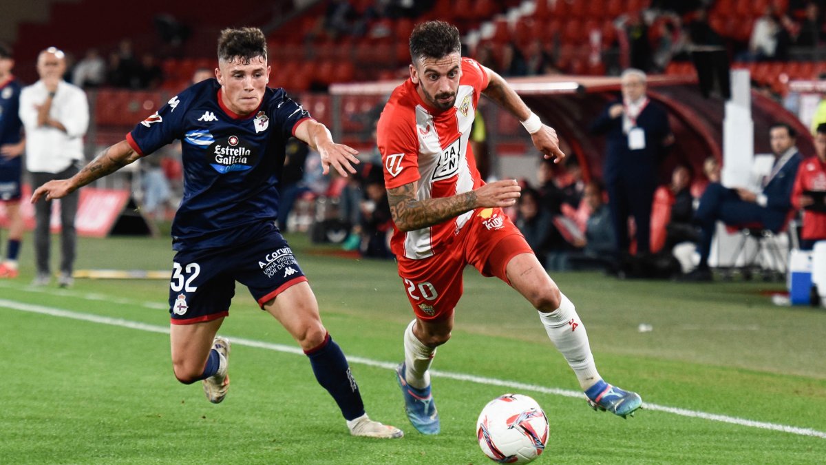 Álex Centelles hizo un gran encuentro contra el Deportivo. De sus botas salió el centro para el 2-1 de Leo Baptistao.