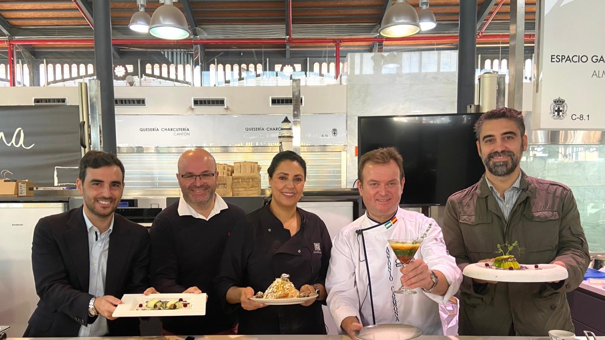 Pedro Sánchez, presidente de ASHAL; Joaquín Pérez de la Blanca, concejal de Turismo; el diputado Carlos Sánchez; y los chefs Carmona y Guernoun.