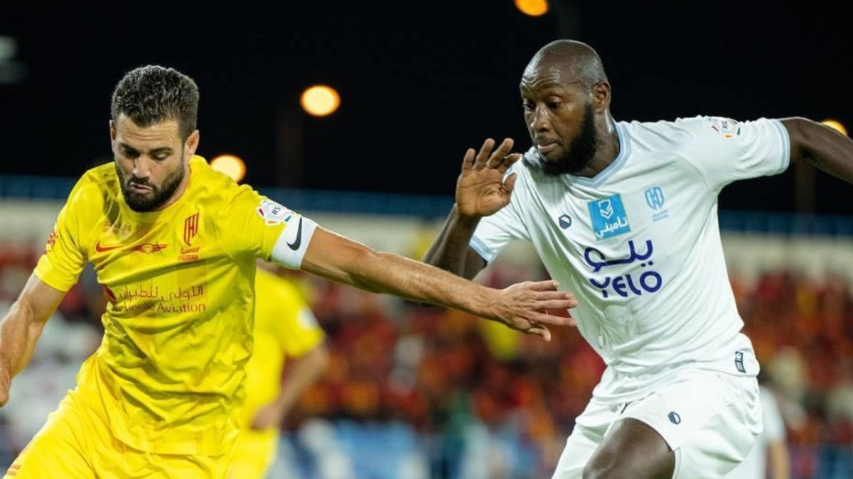 Nacho Fernández e Ibrahima Koné en el partido que enfrentó al Al-Qadsiah FC contra el Al-Okhdood.