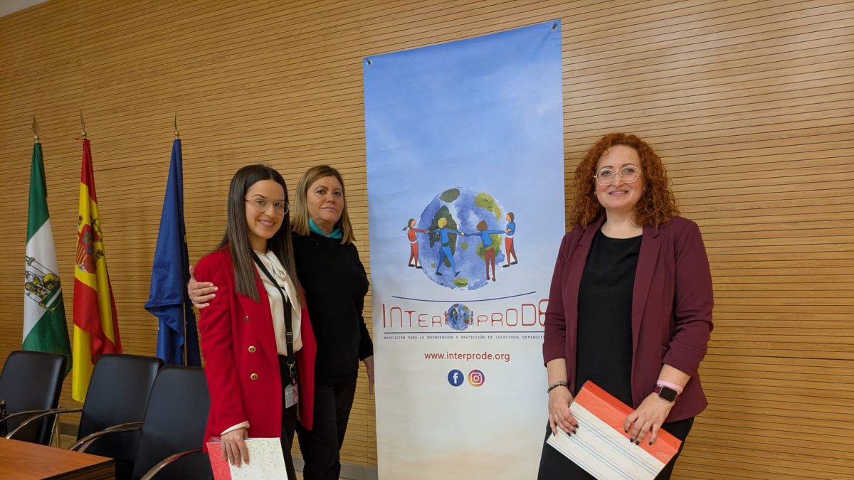 Pilar Alfonso, de Interprode, con las ponentes Ana Silvia Navarro y María José Sánchez durante el encuentro.