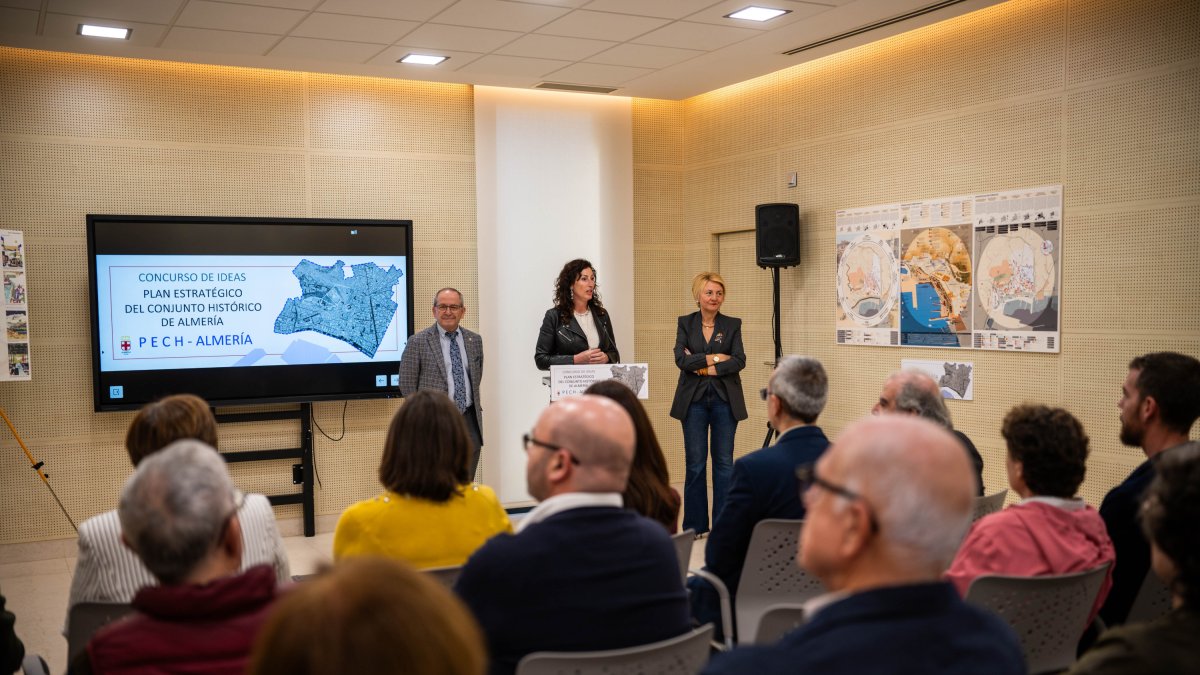 La alcaldesa y la concejala de Urbanismo con el decano de los arquitectos.