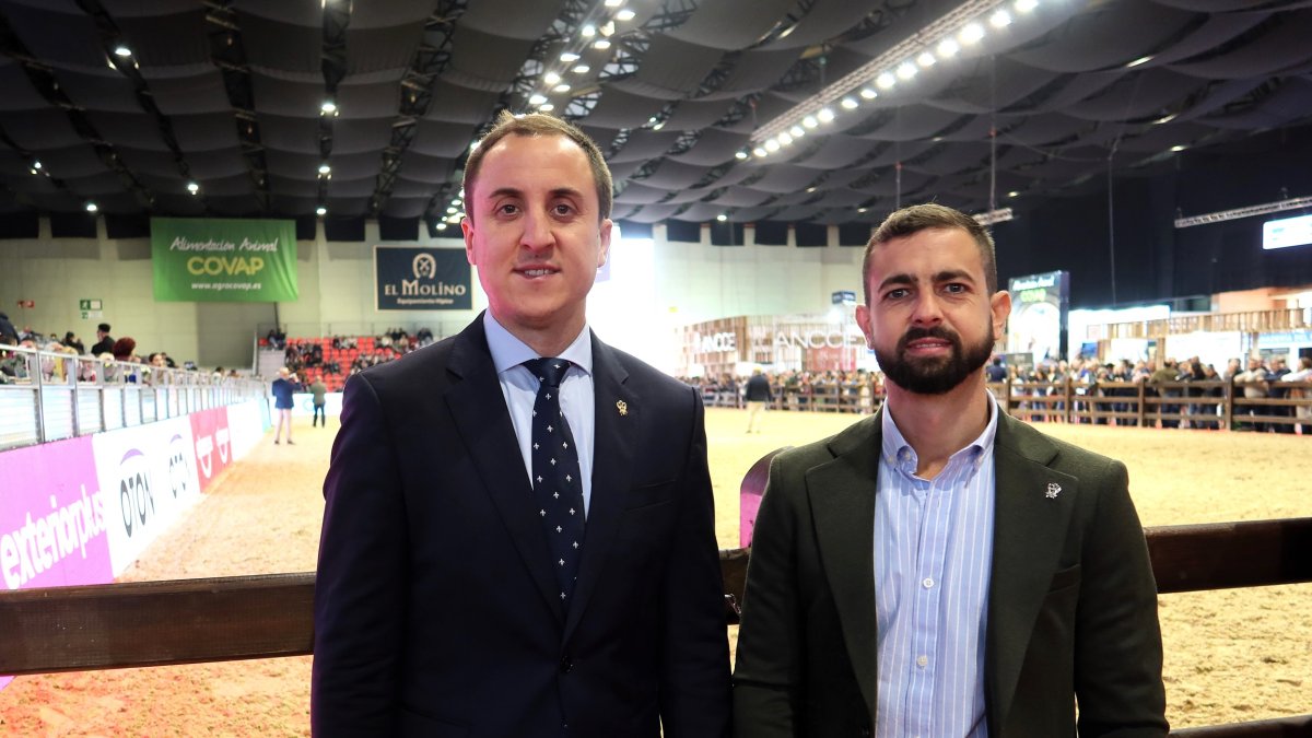 El alcalde de Vera, Alfonso García, y el concejal de Deportes, Antonio Jesús Soler, en SICAB.