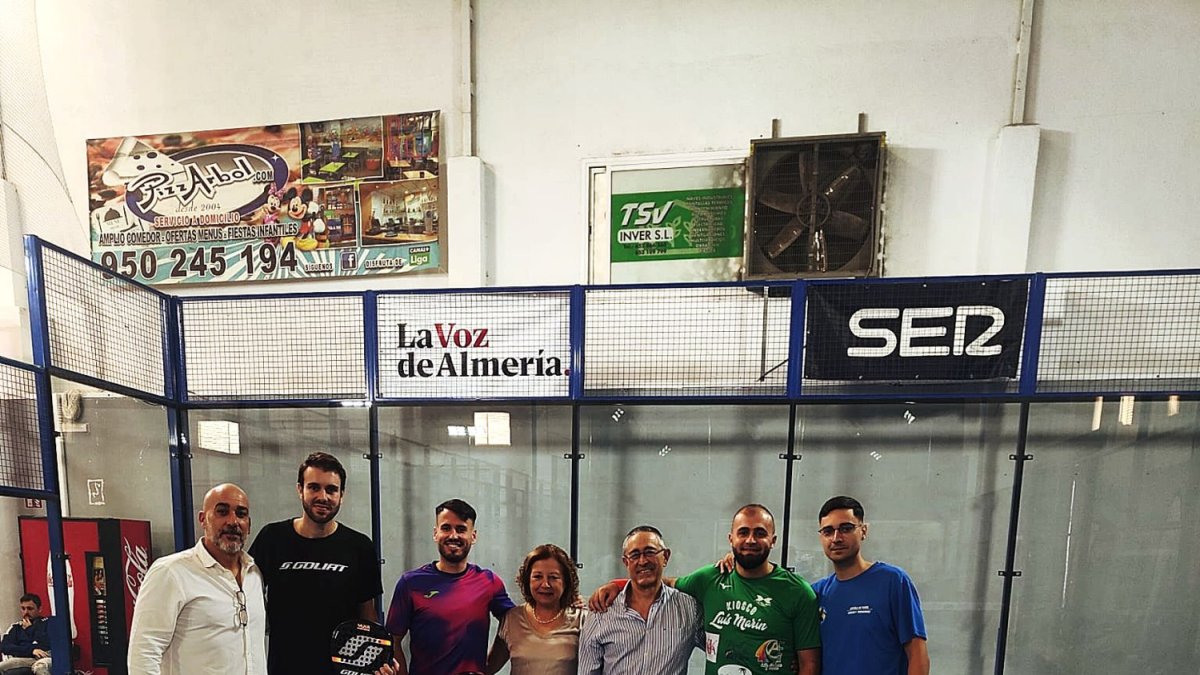 Francis y Rubén, los ganadores del torneo solidario en la foto justo después de haber concluido la final.