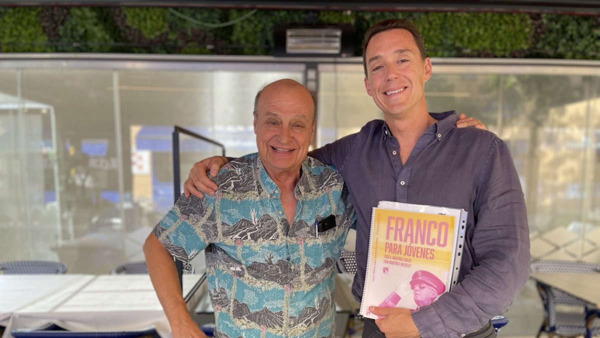 Erik Martínez Westley con el manuscrito en la mano y junto a su padre José A. Martínez Soler.