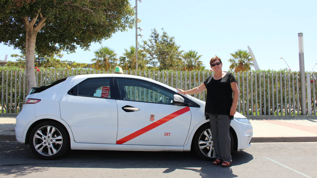 Antonia Camacho, la primera mujer taxista de Almería.