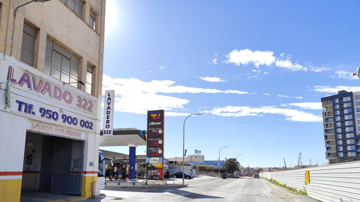 Cortes de tráfico en la Avenida de Sierra Alhamilla.