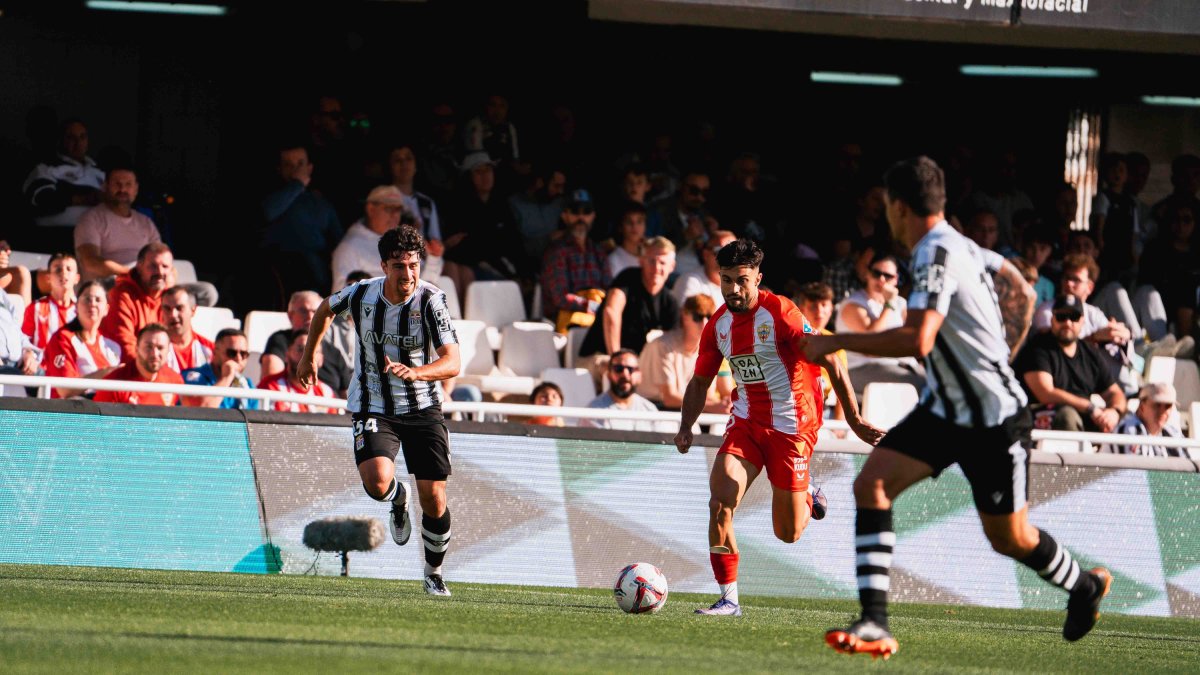 Arnau en una de las jugadas en Cartagonova ante el Cartagena.