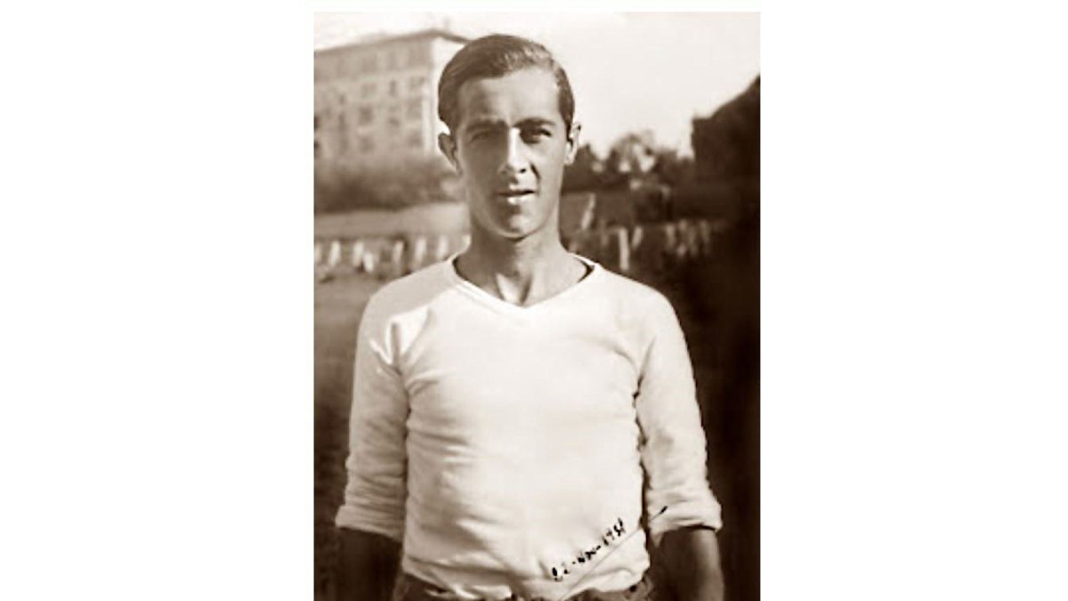 Francisco Berruezo (Garrucha, 1913-Málaga, 1960) con la camiseta blanca en el viejo Chamartín en la temporada 1931/32. Cortesía de José Berruezo