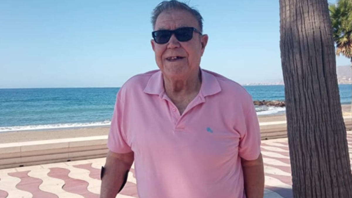 Antonio García Fernández paseando junto al mar de su querida Almería.