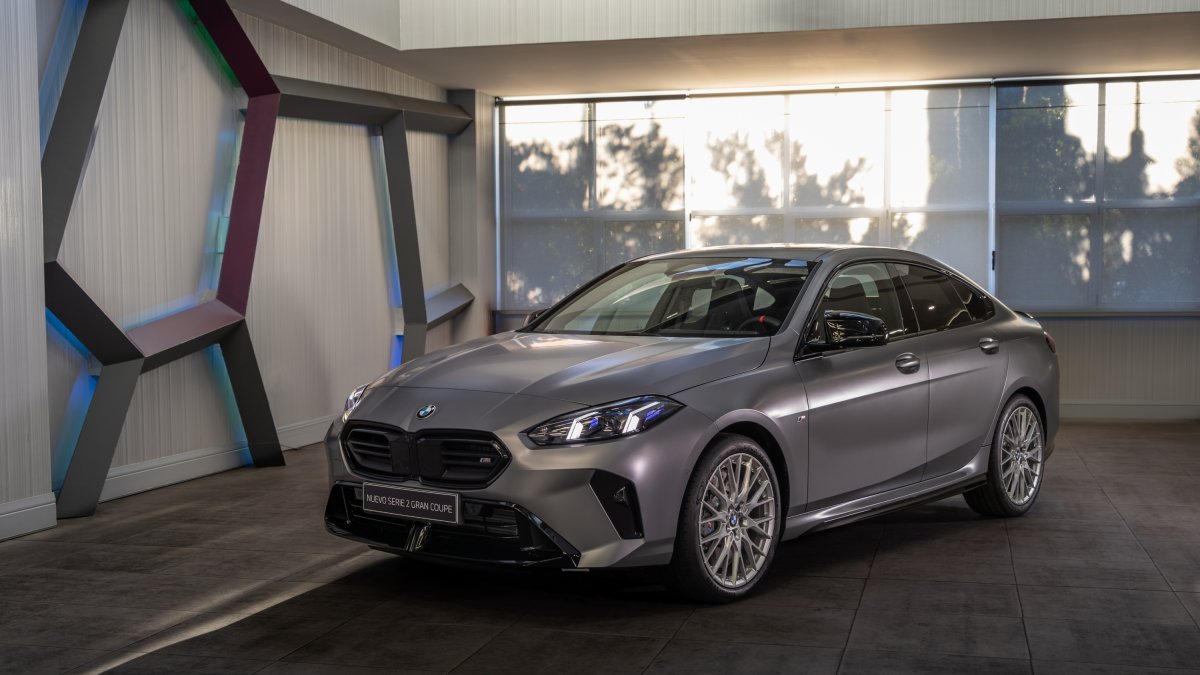 La segunda generación del compacto de tres volúmenes se estiliza aún más con un nuevo y moderno lenguaje de diseño exterior