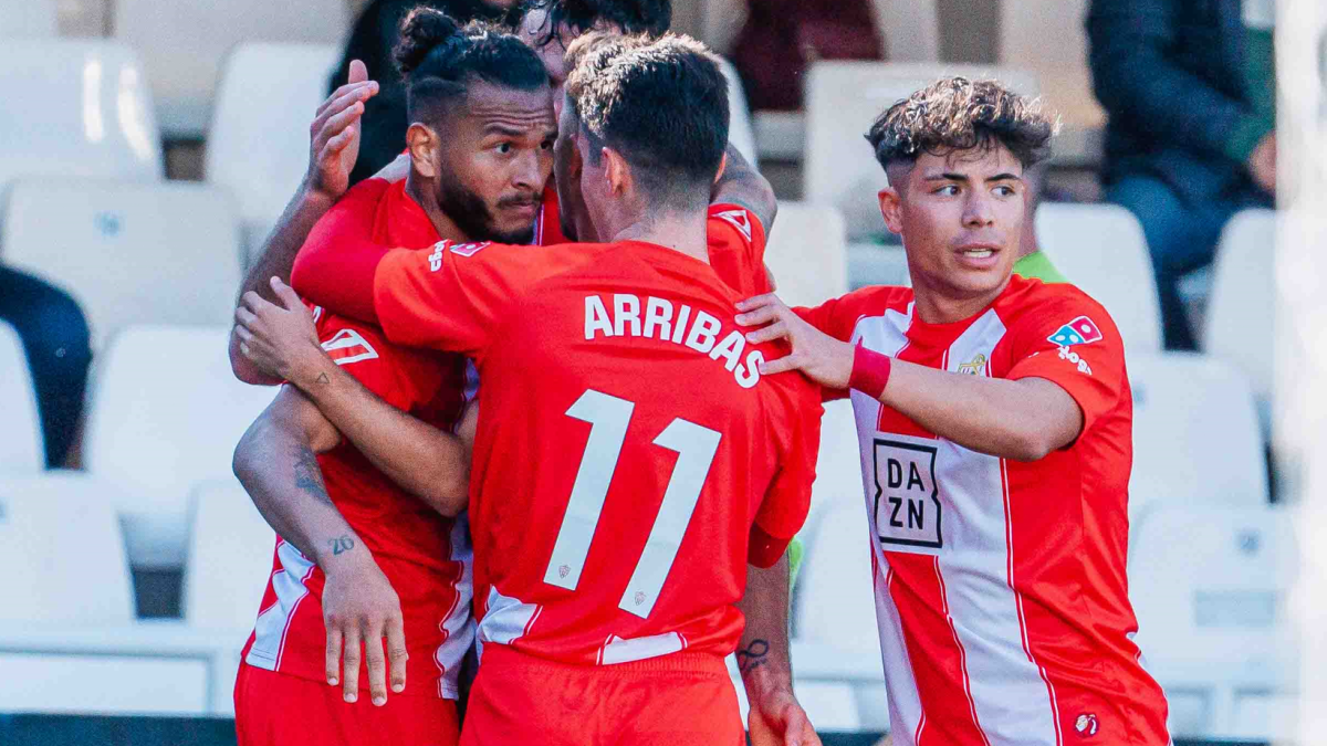 Nico Melamed se abraza a sus compañeros para volver a brillar.