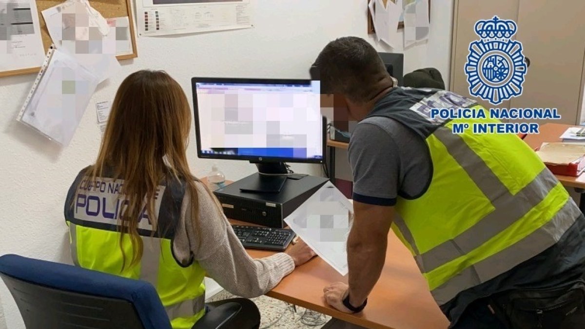 Agentes de la Policía Nacional especializados en delitos informáticos.