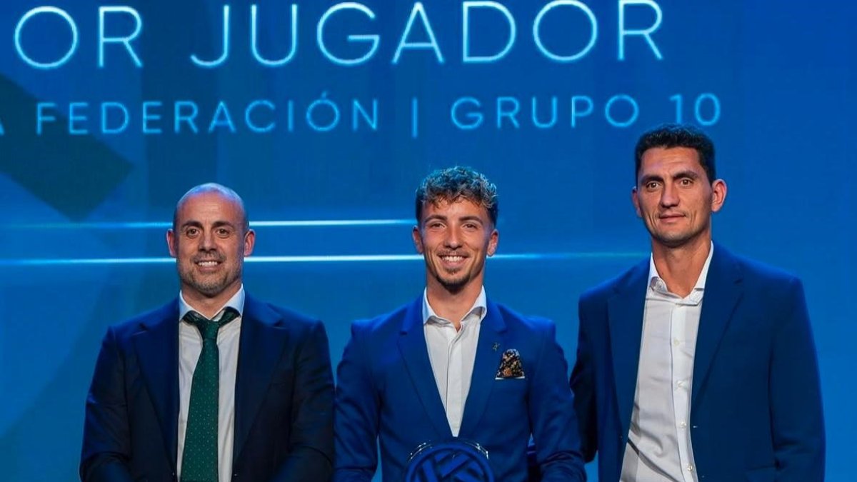 El olulense, Ramón García, recoge el premio al Mejor Jugador de la Tercera Federación del grupo 10 23/24.