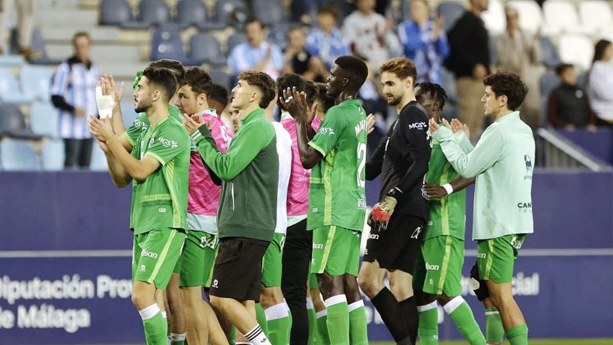 Los jugadores agradeciendo a los desplazados hasta Málaga para alentar a su equipo el día que empataron a cero.