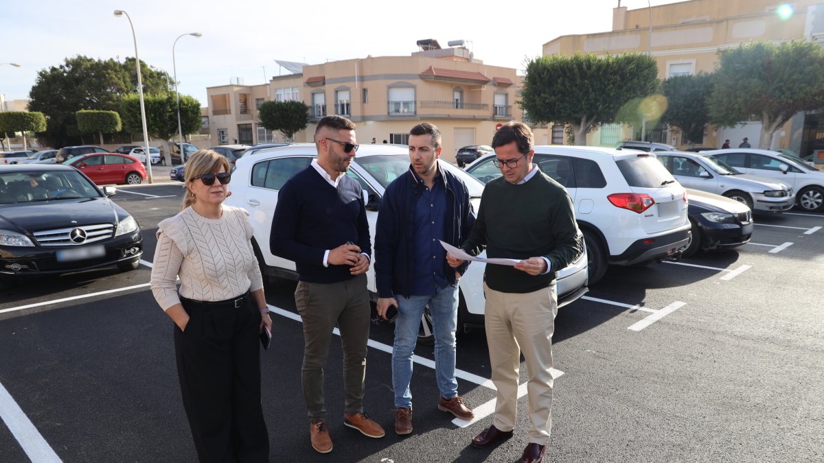 El alcalde y el edil de Obras Públicas comprobando los trabajos realizados.