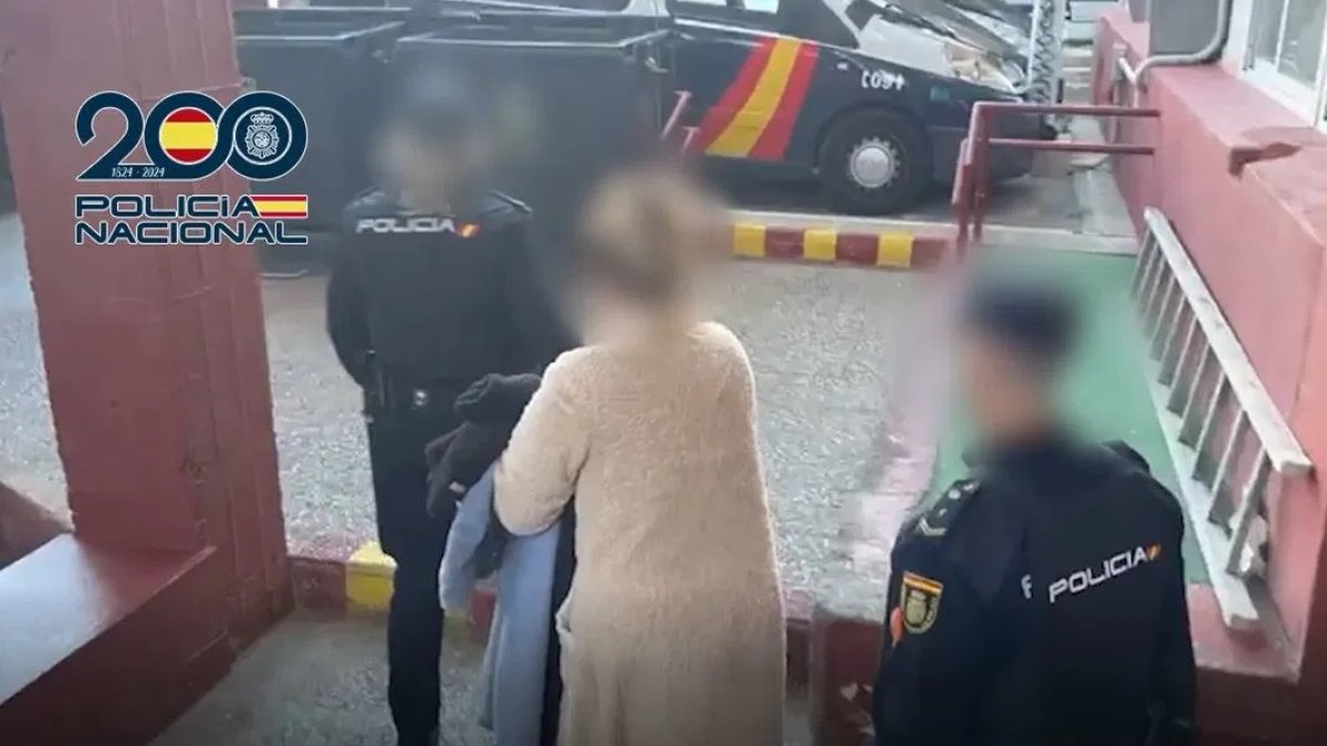 La Policía Nacional traslada a la investigada a prisión.
