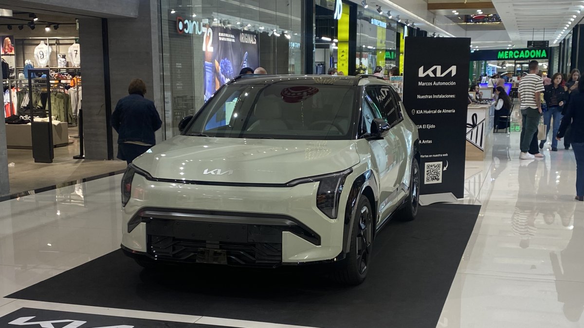 Kia EV3 en el interior del centro comercial