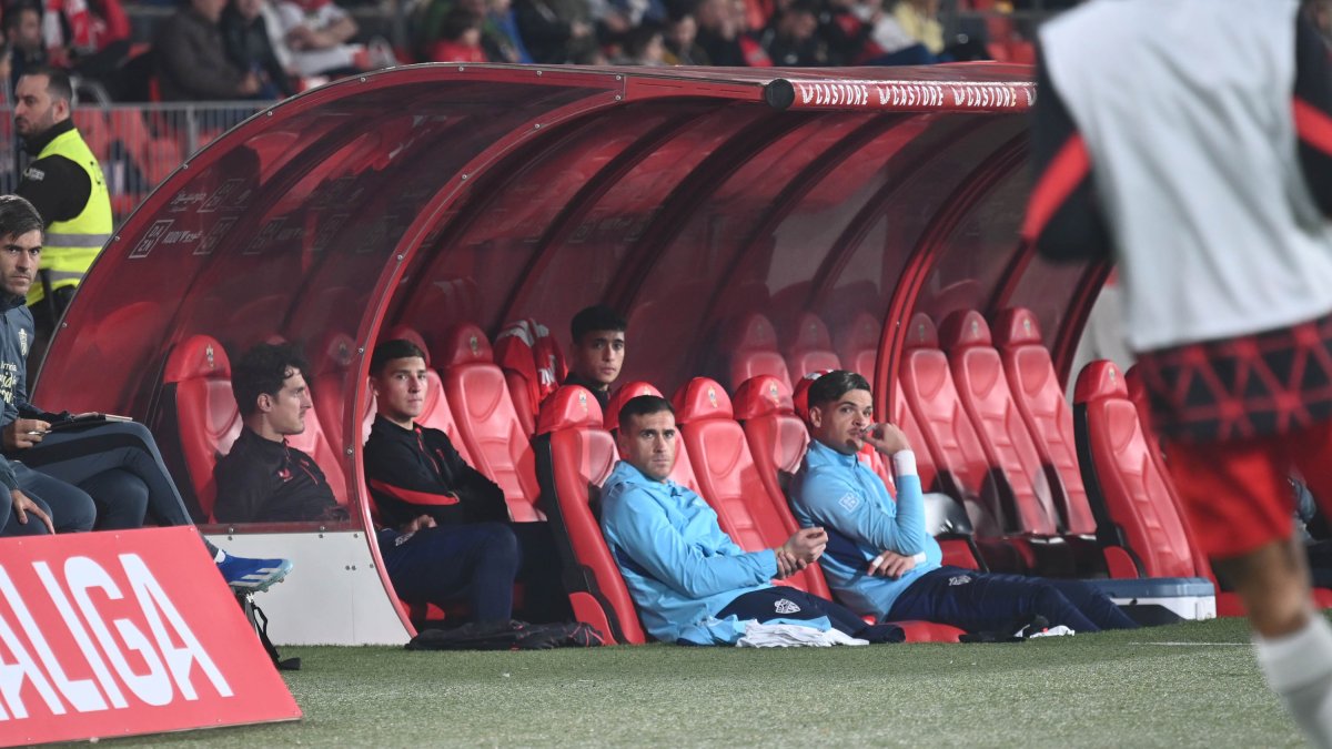 Ser suplente en el Almería sale muy caro.