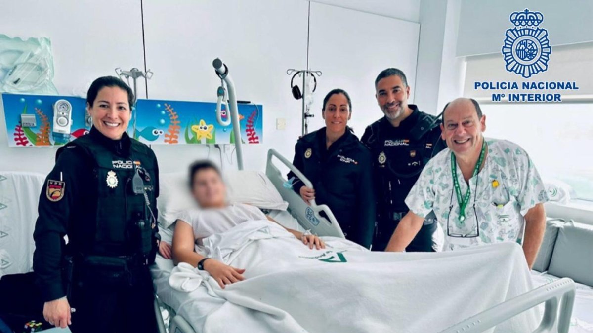 Agentes de la Comisaría de Policía Nacional de Almería en el Hospital Universitario Torrecárdenas.