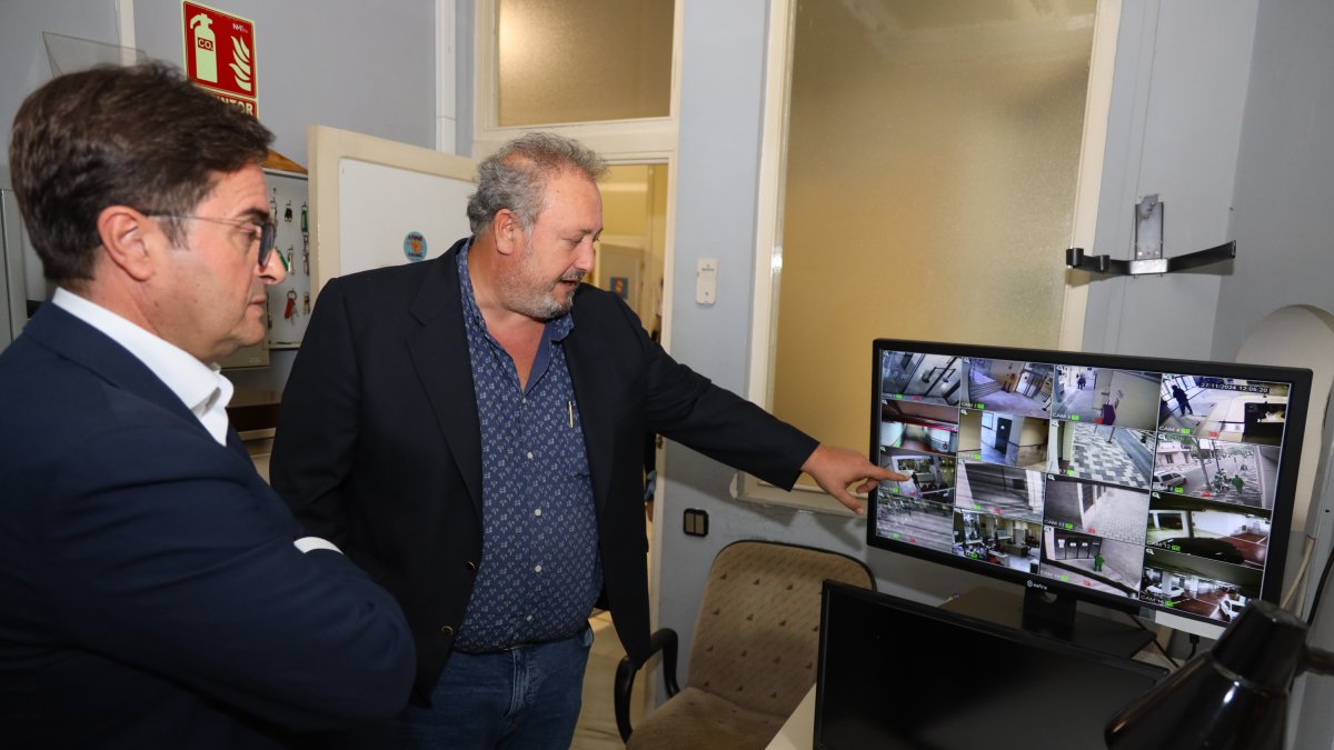El alcalde de El Ejido y el edil de Hacienda comprobando el servicio de videovigilancia.