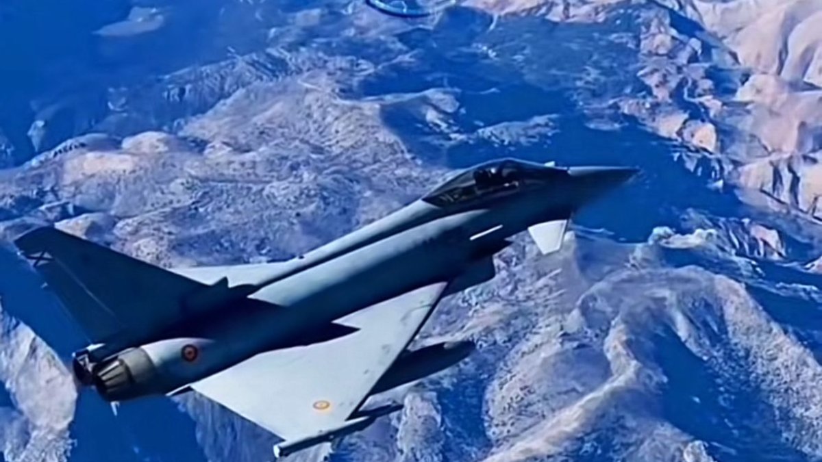 El espectacular vídeo de un caza sobrevolando el cielo de Almería y Granada. @Aviador.EA