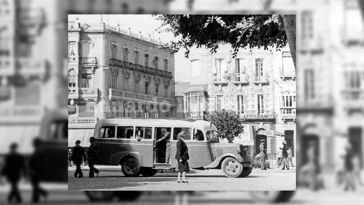 El agente de tráfico con su casco blanco debajo de la sombrilla que colocaron en la Puerta de Purchena.