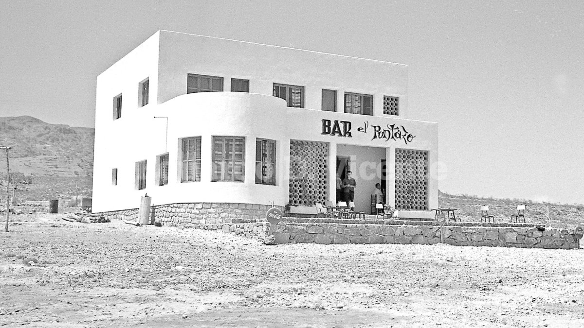 El Bar ‘El Puntazo’ de Mojácar en 1965, recién inaugurado, en medio de un paisaje desolador en el que reinaban las piedras, los matorrales y l