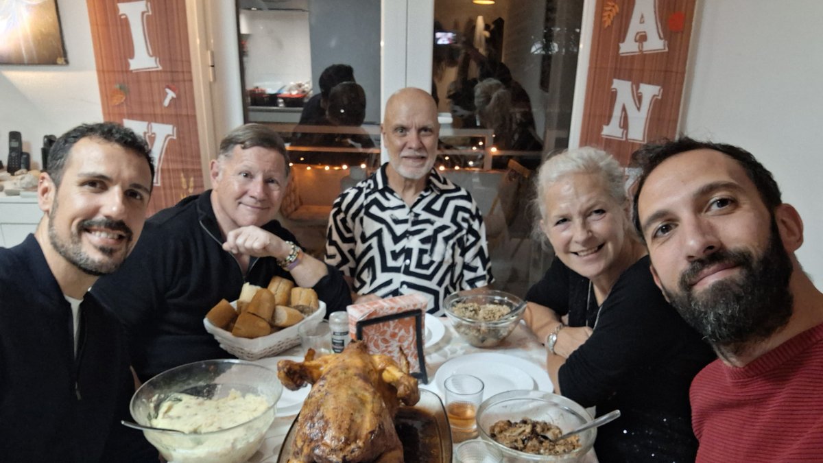 Charles (en el centro) y algunos de sus invitados antes de probar el pavo.