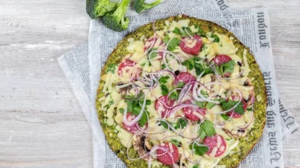 Imagen de una pizza de brócoli. DEPOSITPHOTOS