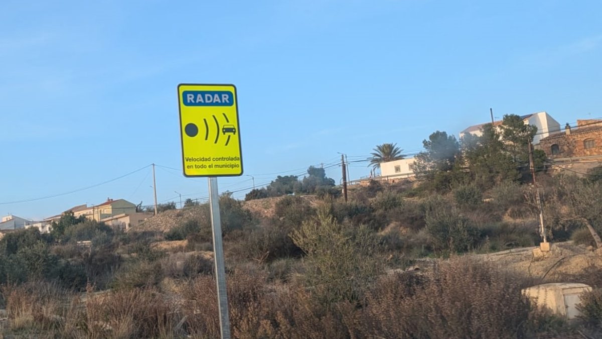 Una de las señales instaladas en los accesos.