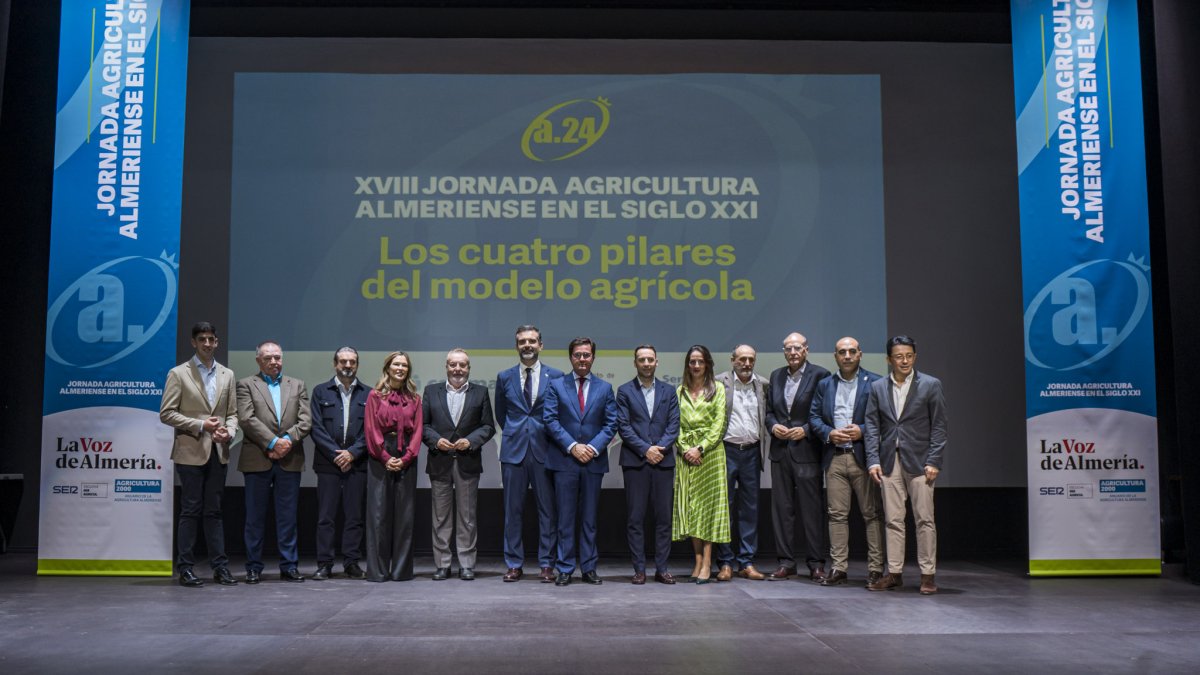Foto de familia de autoridades y participantes en el evento.